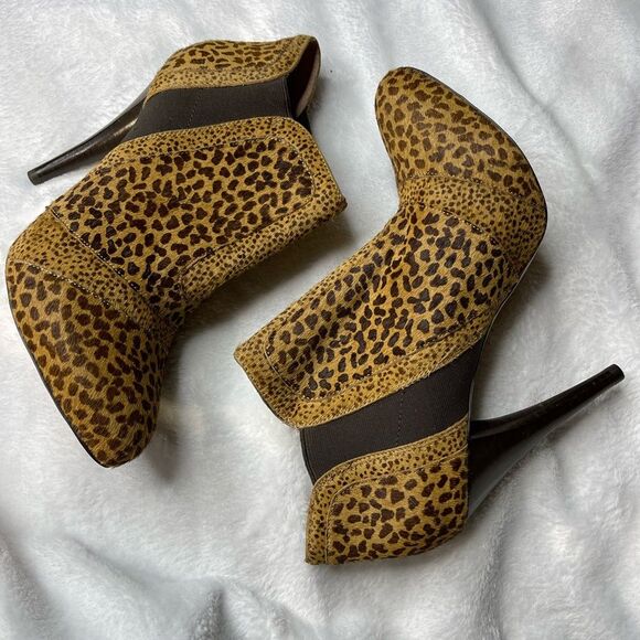 BCBGeneration women’s fur booties. Size 8 - Picture 3 of 6